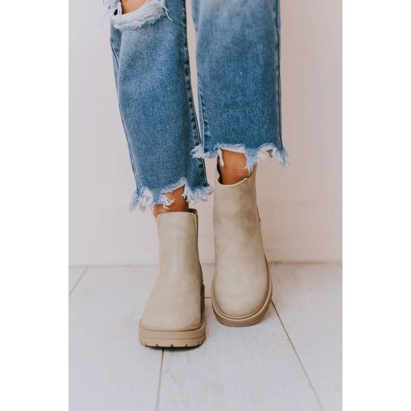 $75 NEW Soda Pilot Lug Sole Low Heel Chelsea 10 Fashion Ankle Bootie - Beige - Picture 7 of 9